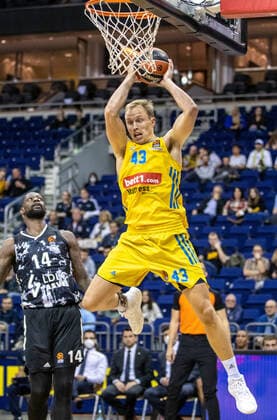 Basketball EuroLeague, ALBA Berlin ASVEL Lyon Villeurbanne, Matchday 2, Mercedes Benz Arena ALBAs Luke Sikma jumps with the ball to the basket ALBA Berlin ASVEL Villeurbanne