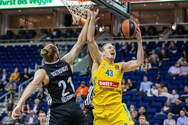Basketball EuroLeague, ALBA Berlin ASVEL Lyon Villeurbanne, Matchday 2, Mercedes Benz Arena ALBAs Luke Sikma r jumps to the basket against Dylan Osetkowski of ASVEL Villeurbanne ALBA Berlin ASVEL Villeurbanne