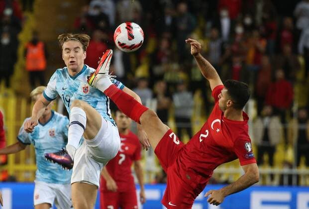 Bilder des Jahres 2021, Sport 10 Oktober Sport Themen der Woche KW40 Sport Bilder des Tages Zeki Celik of Turkey and Kristian Thorstvedt of Norway during Turkey - Norway World Cup European Qualifiers for the 2022 FIFA World Cup game at Kadikoy Sukru Saracoglu Stadium in Istanbul, 8th of October, 2021. Copyright: TolgaxAdanali 17284133