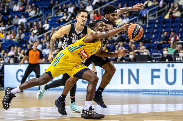 Basketball EuroLeague, ALBA Berlin ASVEL Lyon Villeurbanne, 2 Matchday, Mercedes Benz Arena ALBAs Jaleen Smith fights for the ball against Paul Lacombe l and Chris Jones r of ASVEL Villeurbanne ALBA Berlin ASVEL Villeurbanne