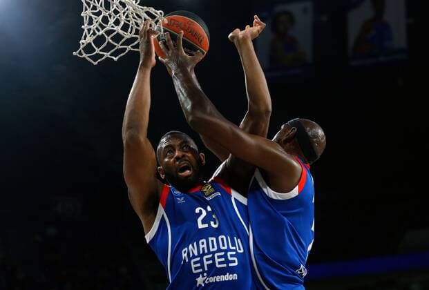6668586 08.10.2021 Anadolu Efes? James Anderson, left, is pictuded during the Euroleague Basketball regular championship match between Anadolu Efes Istanbul and CSKA Moscow, in Kazan, Russia s Republic of Tatarstan. Mikhail Serbin Sputnik Russia Basketball Euroleague Anadolu Efes - CSKA  1831a2c898772262
