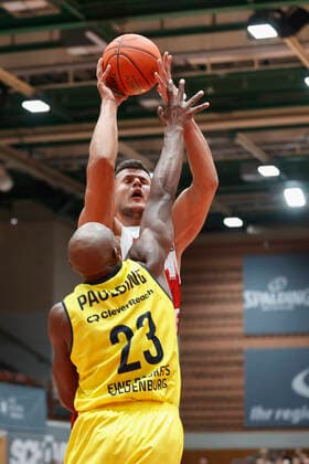 08 10 2021, Basketball, BBL Hauptrunde 2021 2022, 3 Spieltag, s Oliver Wuerzburg EWE Baskets Oldenburg, GER, Wuerzburg, s Oliver Arena Bild v li Rickey Paulding EWE Baskets Oldenburg, 15 and Filip Stanic s Oliver Wuerzburg. Copyright: HMBxMedia xHeikoxBecker