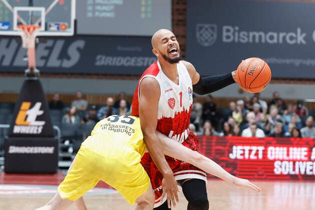 08 10 2021, Basketball, BBL Hauptrunde 2021 2022, 3 Spieltag, s Oliver Wuerzburg EWE Baskets Oldenburg, GER, Wuerzburg, s Oliver Arena Bild v li Alen Pjanic EWE Baskets Oldenburg und Alex King s Oliver Wuerzburg. Copyright: HMBxMedia xHeikoxBecker