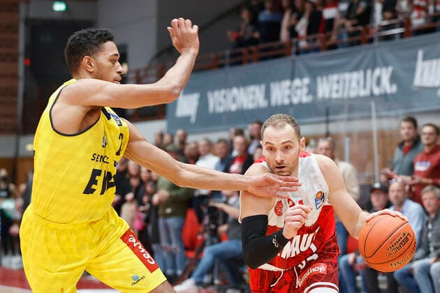 08 10 2021, Basketball, BBL Hauptrunde 2021 2022, 3 Spieltag, s Oliver Wuerzburg EWE Baskets Oldenburg, GER, Wuerzburg, s Oliver Arena Picture from left TJ Holyfield EWE Baskets Oldenburg, 16 and Felix Hoffmann s Oliver Wuerzburg. Copyright: HMBxMedia xHeikoxBecker