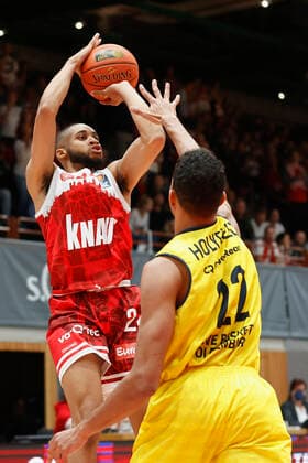 08 10 2021, Basketball, BBL Hauptrunde 2021 2022, 3 Spieltag, s Oliver Wuerzburg EWE Baskets Oldenburg, GER, Wuerzburg, s Oliver Arena Bild v li Cameron Hunt s Oliver Wuerzburg und TJ Holyfield EWE Baskets Oldenburg, 16. Copyright: HMBxMedia xHeikoxBecker