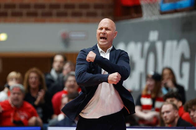 08 10 2021, Basketball, BBL Hauptrunde 2021 2022, 3 Spieltag, s Oliver Wuerzburg EWE Baskets Oldenburg, GER, Wuerzburg, s Oliver Arena Bild v li Headcoach Denis Wucherer s Oliver Wuerzburg Copyright: HMBxMedia xHeikoxBecker