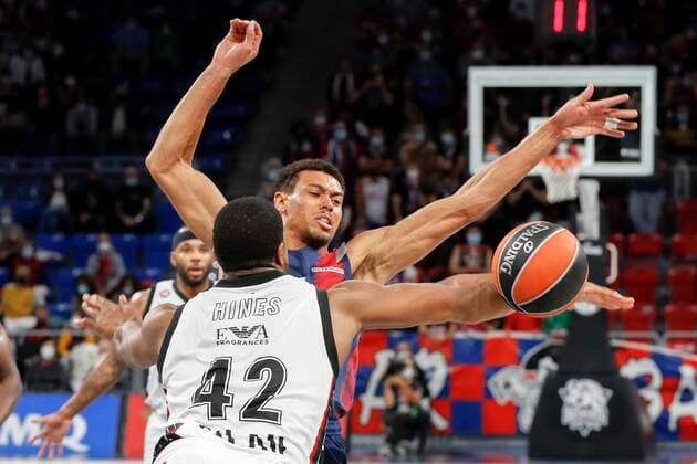 Baskonia s Wade Baldwin (R) in action against Armani Milan s Kyle Hines (L) during a Euroleague basketball match between Baskonia and Armani Milan at Fernando Buesa sports center in Vitoria, Basque Country, northern Spain, 08 October 2021. Baskonia vs Armani Milan !ACHTUNG: NUR REDAKTIONELLE NUTZUNG!  Copyright: xDavidxAguilarx(es-ES)x GRAF8676 20211008-6fa14b30b4cfd2553c1818287ed76a694a85cc7f