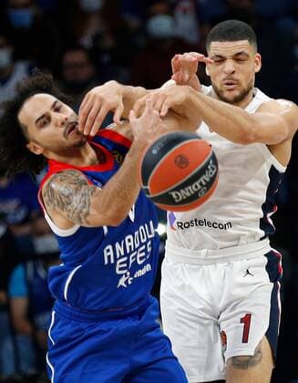 6668597 08.10.2021 Anadolu Efes? Shane Larkin and CSKA?s Gabriel Lundberg struggle for the ball during the Euroleague Basketball regular championship match between Anadolu Efes Istanbul and CSKA Moscow, in Kazan, Russia s Republic of Tatarstan. Mikhail Serbin Sputnik Russia Basketball Euroleague Anadolu Efes - CSKA  26d6d21ec18533e2