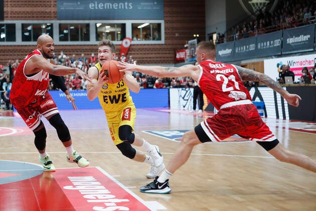 08 10 2021, Basketball, BBL Hauptrunde 2021 2022, 3 Spieltag, s Oliver Wuerzburg EWE Baskets Oldenburg, GER, Wuerzburg, s Oliver Arena Picture from left Alex King s Oliver Wuerzburg , Bennet Hundt EWE Baskets Oldenburg and Aigars Skele s Oliver Wuerzburg. Copyright: HMBxMedia xHeikoxBecker