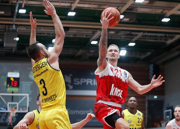 08 10 2021, Basketball, BBL Hauptrunde 2021 2022, 3 Spieltag, s Oliver Wuerzburg EWE Baskets Oldenburg, GER, Wuerzburg, s Oliver Arena Picture from left Max Heidegger EWE Baskets Oldenburg and Aigars Skele s Oliver Wuerzburg. Copyright: HMBxMedia xHeikoxBecker