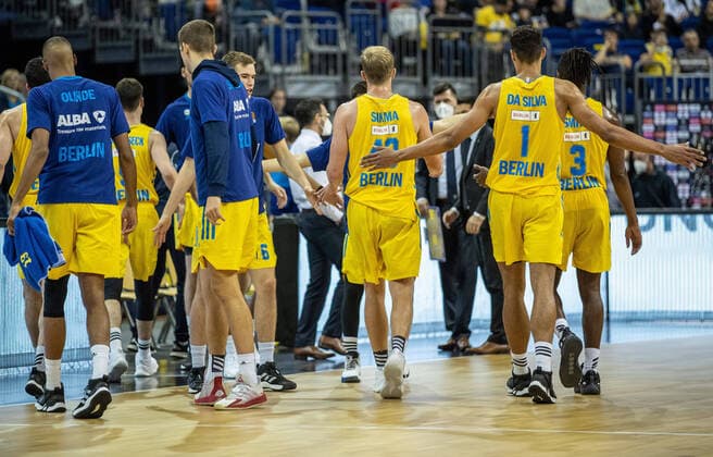 Basketball EuroLeague, ALBA Berlin ASVEL Lyon Villeurbanne, Matchday 2, Mercedes Benz Arena ALBAs Jaleen Smith r l , Oscar da Silva and Luke Sikma run to coach ALBA Berlin ASVEL Villeurbanne during the break.