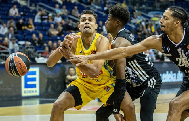 Basketball EuroLeague, ALBA Berlin ASVEL Lyon Villeurbanne, 2 Matchday, Mercedes Benz Arena ALBAs Oscar da Silva l fights for the ball against Chris Jones of ASVEL Villeurbanne ALBA Berlin ASVEL Villeurbanne
