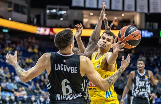 Basketball EuroLeague, ALBA Berlin ASVEL Lyon Villeurbanne, 2 matchday, Mercedes Benz Arena ALBAs Oscar da Silva r fights for the ball against Paul Lacombe of ASVEL Villeurbanne ALBA Berlin ASVEL Villeurbanne