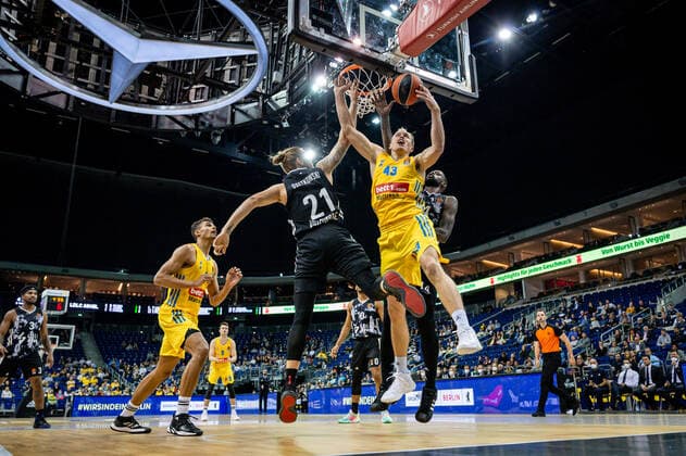 Basketball Berlin 08 10 2021 Season 2021 2022 EuroLeague Regular Season Alba Berlin LDLC ASVEL Villeurbanne Luke Sikma Alba Berlin, No 43 Dylan Osetkowski Villeurbanne, No 21