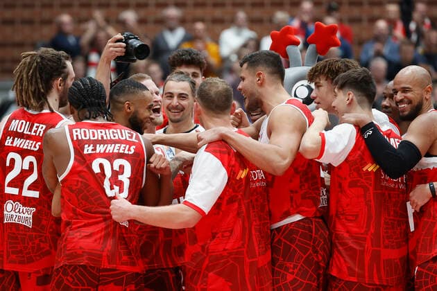 08 10 2021, Basketball, BBL Hauptrunde 2021 2022, 3 Spieltag, s Oliver Wuerzburg EWE Baskets Oldenburg, GER, Wuerzburg, s Oliver Arena Bild v li Jubel, Freude, Heiterkeit nach dem Sieg gegen Oldenburg Copyright: HMBxMedia xHeikoxBecker