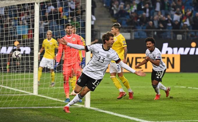 Football, men, 2021 22 season, World Cup qualifying group J, matchday 7 in Hamburg, Germany Romania, Thomas Muller Germany , cheering after goal to make it 2 1, 08 10 2021, Copyright: xMatthiasxKochx