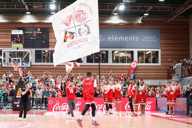 08 10 2021, Basketball, BBL Hauptrunde 2021 2022, 3 Spieltag, s Oliver Wuerzburg EWE Baskets Oldenburg, GER, Wuerzburg, s Oliver Arena Bild v li The team celebrates with the fans. Copyright: HMBxMedia xHeikoxBecker