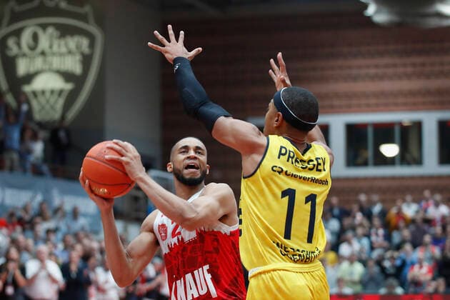 08 10 2021, Basketball, BBL Hauptrunde 2021 2022, 3 Spieltag, s Oliver Wuerzburg EWE Baskets Oldenburg, GER, Wuerzburg, s Oliver Arena Bild v li Cameron Hunt s Oliver Wuerzburg with the deciding basket, 1.4 sec before the end, Phil Pressey EWE Baskets Oldenburg. Copyright: HMBxMedia xHeikoxBecker