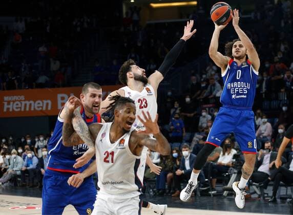 6668643 08.10.2021 Anadolu Efes? Adrien Morman, CSKA?s Will Clyburn, Tornike Shengelia and Anadolu Efes? Shane Larkin struggle for the ball during the Euroleague Basketball regular championship match between Anadolu Efes Istanbul and CSKA Moscow, in Kazan, Russia s Republic of Tatarstan. Mikhail Serbin Sputnik Russia Basketball Euroleague Anadolu Efes - CSKA  14b532cfc2c11e6c