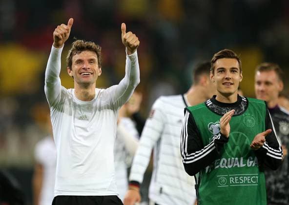 Hamburg , Soccer World Cup Qualification , Germany vs Romania , Final Cheer L R Thomas Müller Germany and Florian Neuhaus Germany