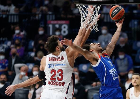 6668652 08.10.2021 Anadolu Efes? Shane Larkin, right, tries to score during the Euroleague Basketball regular championship match between Anadolu Efes Istanbul and CSKA Moscow, in Kazan, Russia s Republic of Tatarstan. Mikhail Serbin Sputnik Russia Basketball Euroleague Anadolu Efes - CSKA  60cde70c71380237
