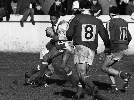 Großbritannien, Black History Month im Oktober - Sport Clive Sullivan - GB He was the first Black captain in GB Clive scored 250 tries for Hull in 352 games, easily a club record. Transferred across the city in 1974 to Hull Kingston Rovers he scored a further 118 tries in 213 games. He won the first of 17 caps for Great Britain in 1967, playing three World Cup matches in 1968 with a hat trick in the game against New Zealand. He toured Australia a year later, but injury restricted him to just one Test. Returning to Great Britain in 1971 he appeared in all three Tests against New Zealand and in 1972 was awarded the captaincy for the two Tests with France. 