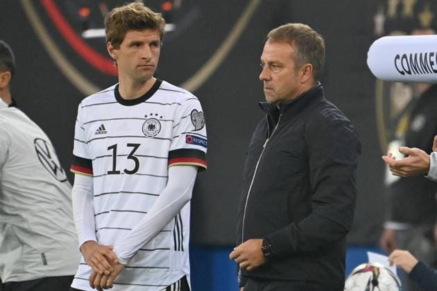 National coach Hans Dieter Hansi FLICK GER with Thomas MUELLER GER before substitution Football match, World Cup Qualification Group J Matchday 7, Germany GER Romania ROM 2 1, on 08 10 2021 in Hamburg,Volksparkstadion