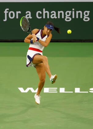 October 08, 2021 Emma Raducanu returns a shot to Alaksandra Sasnovich at the 2021 BNP Paribas Open at Indian Wells Tennis Garden in Indian Wells, California. Mandatory Photo Credit : CSM Indian Wells United States of America - ZUMAc04_ 20211008_zaf_c04_040 Copyright: xCharlesxBausx