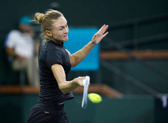 October 08, 2021 Alaksandra Sasnovich returns a shot to Emma Raducanu at the 2021 BNP Paribas Open at Indian Wells Tennis Garden in Indian Wells, California. Mandatory Photo Credit : CSM Indian Wells United States of America - ZUMAc04_ 20211008_zaf_c04_073 Copyright: xCharlesxBausx