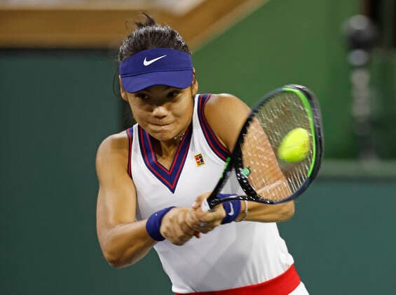 October 08, 2021 Emma Raducanu returns a shot to Alaksandra Sasnovich at the 2021 BNP Paribas Open at Indian Wells Tennis Garden in Indian Wells, California. Mandatory Photo Credit : CSM Indian Wells United States of America - ZUMAc04_ 20211008_zaf_c04_088 Copyright: xCharlesxBausx