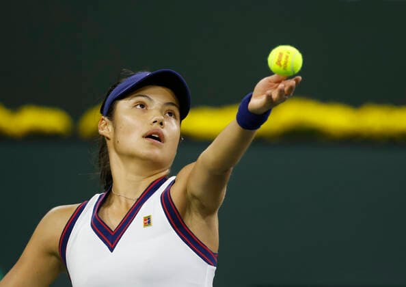 October 08, 2021 Emma Raducanu serves to Alaksandra Sasnovich at the 2021 BNP Paribas Open at Indian Wells Tennis Garden in Indian Wells, California. Mandatory Photo Credit : CSM Indian Wells United States of America - ZUMAc04_ 20211008_zaf_c04_091 Copyright: xCharlesxBausx