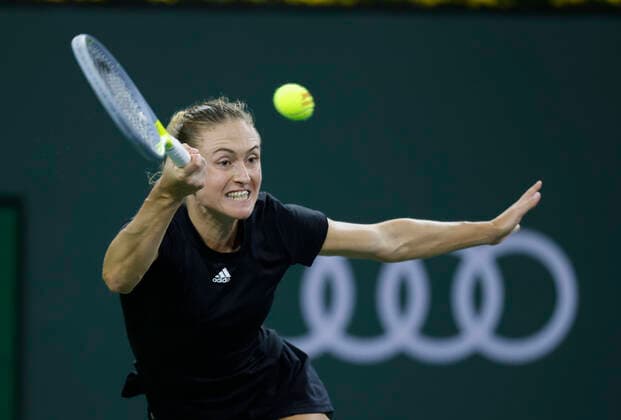 October 08, 2021 Alaksandra Sasnovich returns a shot to Emma Raducanu at the 2021 BNP Paribas Open at Indian Wells Tennis Garden in Indian Wells, California. Mandatory Photo Credit : CSM Indian Wells United States of America - ZUMAc04_ 20211008_zaf_c04_092 Copyright: xCharlesxBausx
