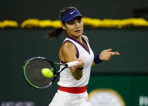October 08, 2021 Emma Raducanu returns a shot to Alaksandra Sasnovich at the 2021 BNP Paribas Open at Indian Wells Tennis Garden in Indian Wells, California. Mandatory Photo Credit : CSM Indian Wells United States of America - ZUMAc04_ 20211008_zaf_c04_096 Copyright: xCharlesxBausx