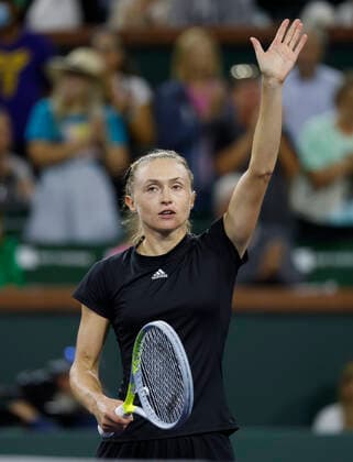 October 08, 2021 Alaksandra Sasnovich acknowledges the crowd after winning her match against Emma Raducanu at the 2021 BNP Paribas Open at Indian Wells Tennis Garden in Indian Wells, California. Mandatory Photo Credit : CSM Indian Wells United States of America - ZUMAc04_ 20211008_zaf_c04_098 Copyright: xCharlesxBausx