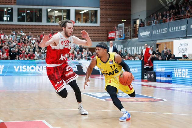 08 10 2021, Basketball, BBL Hauptrunde 2021 2022, 3 Spieltag, s Oliver Wuerzburg EWE Baskets Oldenburg, GER, Wuerzburg, s Oliver Arena Bild v li Craig Moller s Oliver Wuerzburg vs Phil Pressey EWE Baskets Oldenburg. Copyright: HMBxMedia xHeikoxBecker