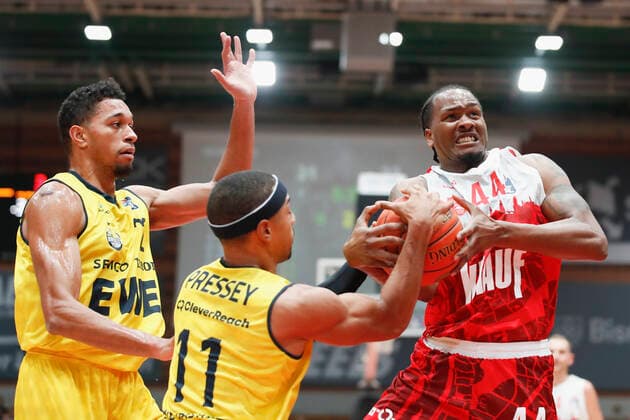 08 10 2021, Basketball, BBL Hauptrunde 2021 2022, 3 Spieltag, s Oliver Wuerzburg EWE Baskets Oldenburg, GER, Wuerzburg, s Oliver Arena picture from left TJ Holyfield EWE Baskets Oldenburg, 16 , Phil Pressey EWE Baskets Oldenburg and William Buford s Oliver Wuerzburg. Copyright: HMBxMedia xHeikoxBecker