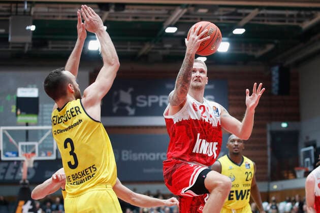 08 10 2021, Basketball, BBL Hauptrunde 2021 2022, 3 Spieltag, s Oliver Wuerzburg EWE Baskets Oldenburg, GER, Wuerzburg, s Oliver Arena Picture from left Max Heidegger EWE Baskets Oldenburg and Aigars Skele s Oliver Wuerzburg. Copyright: HMBxMedia xHeikoxBecker