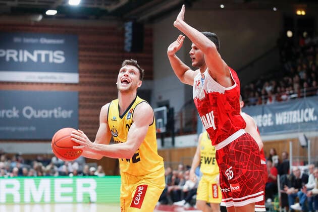 08 10 2021, Basketball, BBL Hauptrunde 2021 2022, 3 Spieltag, s Oliver Wuerzburg EWE Baskets Oldenburg, GER, Wuerzburg, s Oliver Arena Bild v li Michal Michalak EWE Baskets Oldenburg vs Filip Stanic s Oliver Wuerzburg. Copyright: HMBxMedia xHeikoxBecker