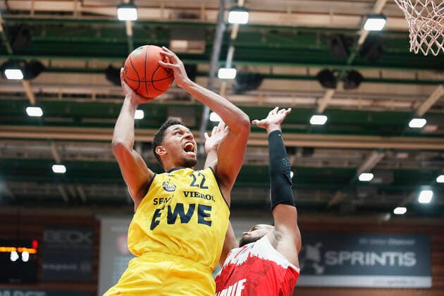 08 10 2021, Basketball, BBL Hauptrunde 2021 2022, 3 Spieltag, s Oliver Wuerzburg EWE Baskets Oldenburg, GER, Wuerzburg, s Oliver Arena Bild v li TJ Holyfield EWE Baskets Oldenburg, 16 vs Alex King s Oliver Wuerzburg. Copyright: HMBxMedia xHeikoxBecker