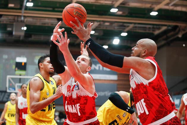08 10 2021, Basketball, BBL Hauptrunde 2021 2022, 3 Spieltag, s Oliver Wuerzburg EWE Baskets Oldenburg, GER, Wuerzburg, s Oliver Arena Bild v li TJ Holyfield EWE Baskets Oldenburg, 16 , Felix Hoffmann s Oliver Wuerzburg and Alex King s Oliver Wuerzburg. Copyright: HMBxMedia xHeikoxBecker