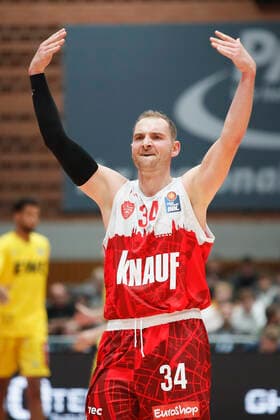 08 10 2021, Basketball, BBL Hauptrunde 2021 2022, 3 Spieltag, s Oliver Wuerzburg EWE Baskets Oldenburg, GER, Wuerzburg, s Oliver Arena Bild Cheering for Felix Hoffmann s Oliver Wuerzburg. Copyright: HMBxMedia xHeikoxBecker