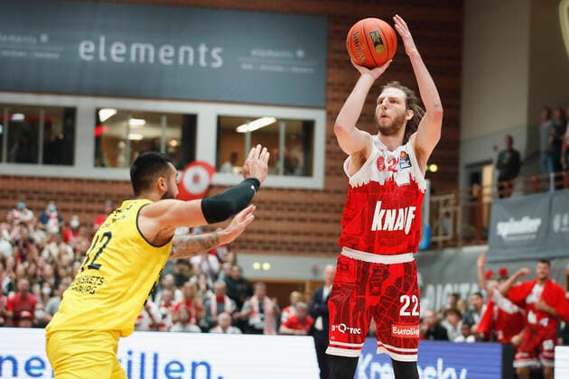 08 10 2021, Basketball, BBL Hauptrunde 2021 2022, 3 Spieltag, s Oliver Wuerzburg EWE Baskets Oldenburg, GER, Wuerzburg, s Oliver Arena Bild v li Martin Breuning EWE Baskets Oldenburg vs Craig Moller s Oliver Wuerzburg. Copyright: HMBxMedia xHeikoxBecker