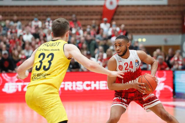 08 10 2021, Basketball, BBL Hauptrunde 2021 2022, 3 Spieltag, s Oliver Wuerzburg EWE Baskets Oldenburg, GER, Wuerzburg, s Oliver Arena Bild v li Bennet Hundt EWE Baskets Oldenburg vs Cameron Hunt s Oliver Wuerzburg. Copyright: HMBxMedia xHeikoxBecker
