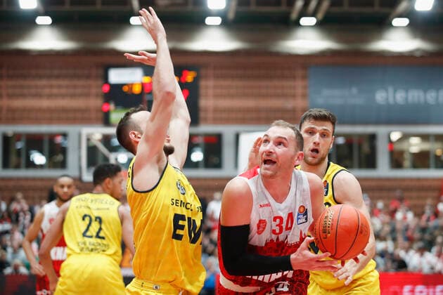 08 10 2021, Basketball, BBL Hauptrunde 2021 2022, 3 Spieltag, s Oliver Wuerzburg EWE Baskets Oldenburg, GER, Wuerzburg, s Oliver Arena Bild v li Max Heidegger EWE Baskets Oldenburg , Felix Hoffmann s Oliver Wuerzburg und Michal Michalak EWE Baskets Oldenburg Copyright: HMBxMedia xHeikoxBecker