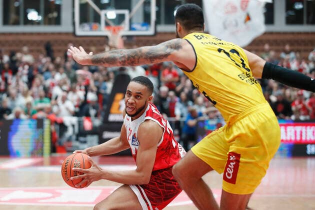 08 10 2021, Basketball, BBL Hauptrunde 2021 2022, 3 Spieltag, s Oliver Wuerzburg EWE Baskets Oldenburg, GER, Wuerzburg, s Oliver Arena Bild v li. Copyright: HMBxMedia xHeikoxBecker