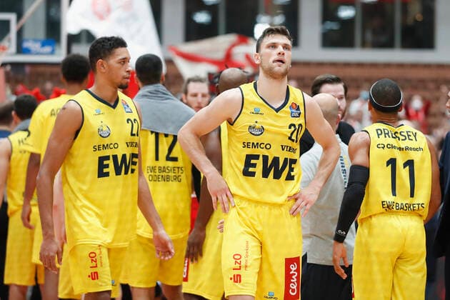 08 10 2021, Basketball, BBL Hauptrunde 2021 2022, 3 Spieltag, s Oliver Wuerzburg EWE Baskets Oldenburg, GER, Wuerzburg, s Oliver Arena Bild v li. Copyright: HMBxMedia xHeikoxBecker