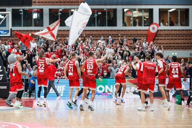 08 10 2021, Basketball, BBL Hauptrunde 2021 2022, 3 Spieltag, s Oliver Wuerzburg EWE Baskets Oldenburg, GER, Wuerzburg, s Oliver Arena Bild v li. Copyright: HMBxMedia xHeikoxBecker