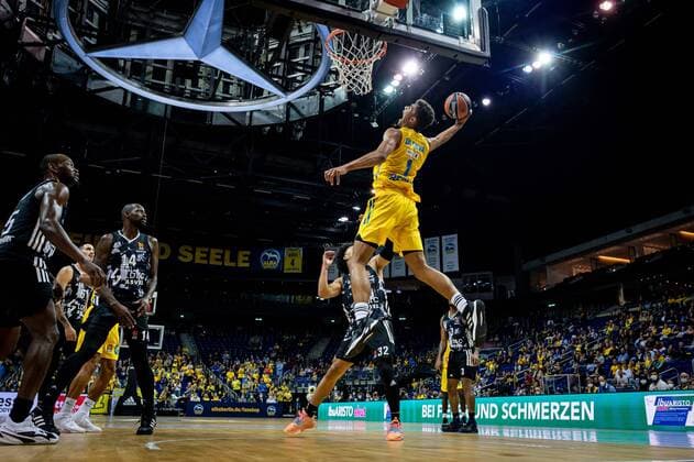 Basketball Berlin 08 10 2021 Season 2021 2022 EuroLeague Regular Season Alba Berlin LDLC ASVEL Villeurbanne Oscar Da Silva Alba Berlin, No 01 Matthew Strazel Villeurbanne, No 32