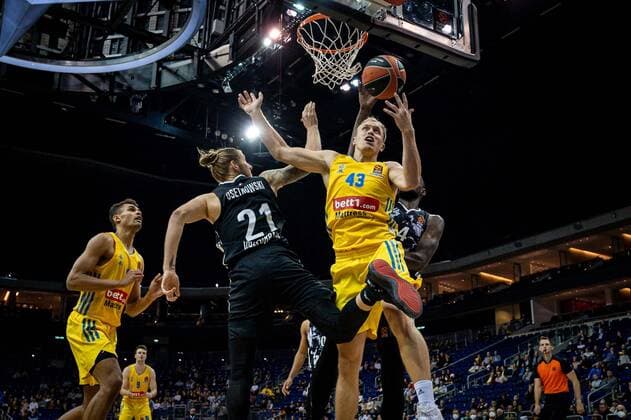 Basketball Berlin 08 10 2021 Season 2021 2022 EuroLeague Regular Season Alba Berlin LDLC ASVEL Villeurbanne Luke Sikma Alba Berlin, No 43 Dylan Osetkowski Villeurbanne, No 21