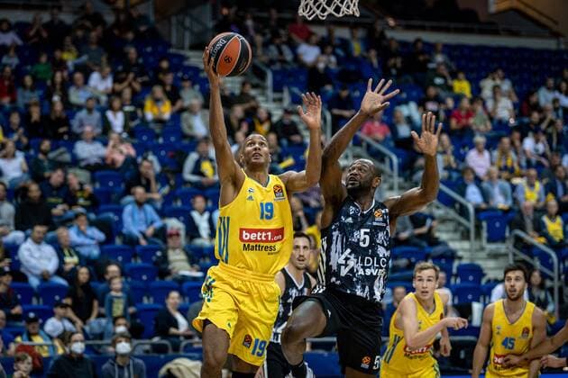 Basketball Berlin 08 10 2021 Season 2021 2022 EuroLeague Regular Season Alba Berlin LDLC ASVEL Villeurbanne Louis Olinde Alba Berlin, No 19 Charles Kahudi Villeurbanne, No 05